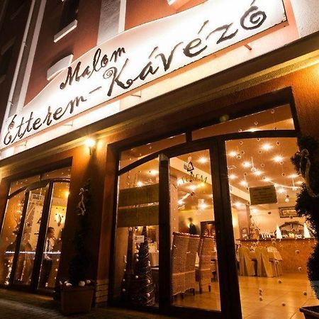バヤ Malom Club Panzio Bed & Breakfast エクステリア 写真