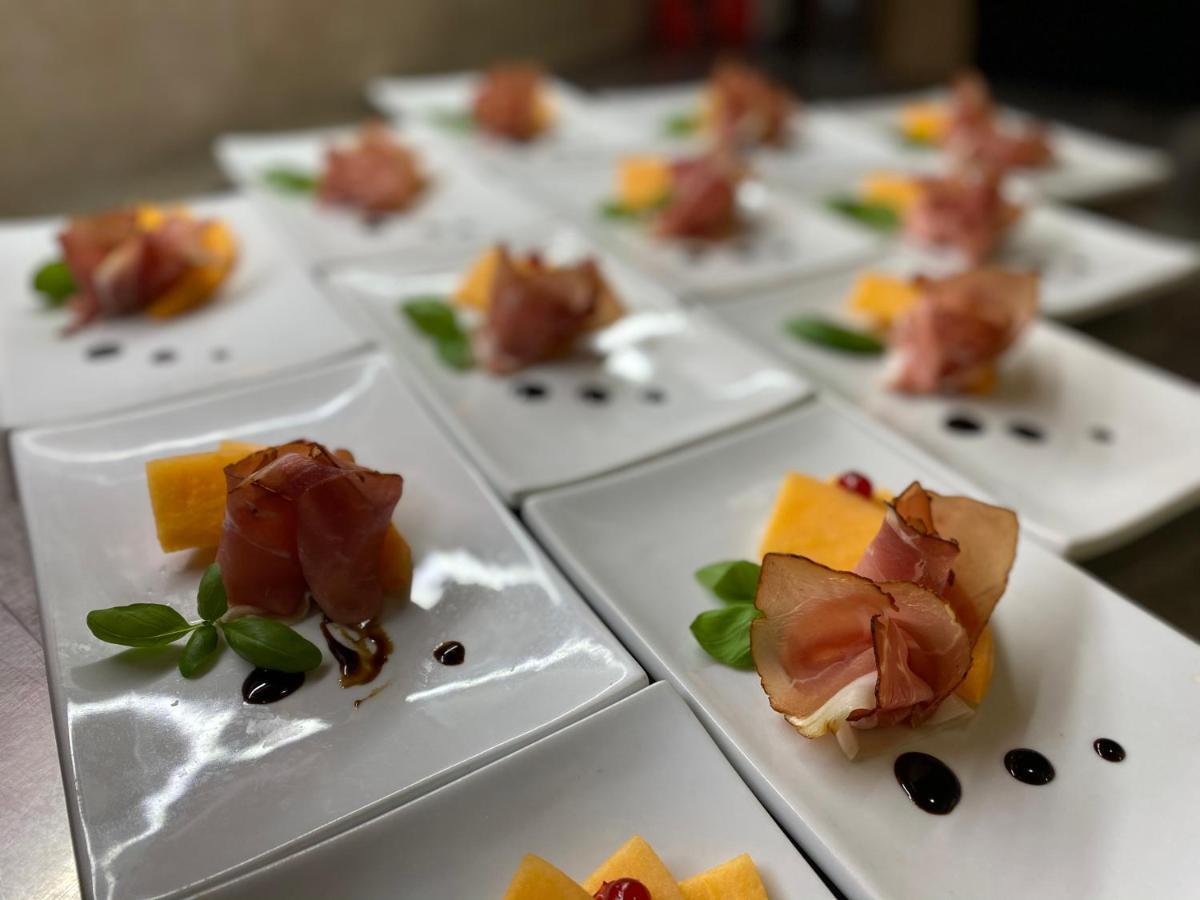 バヤ Malom Club Panzio Bed & Breakfast エクステリア 写真