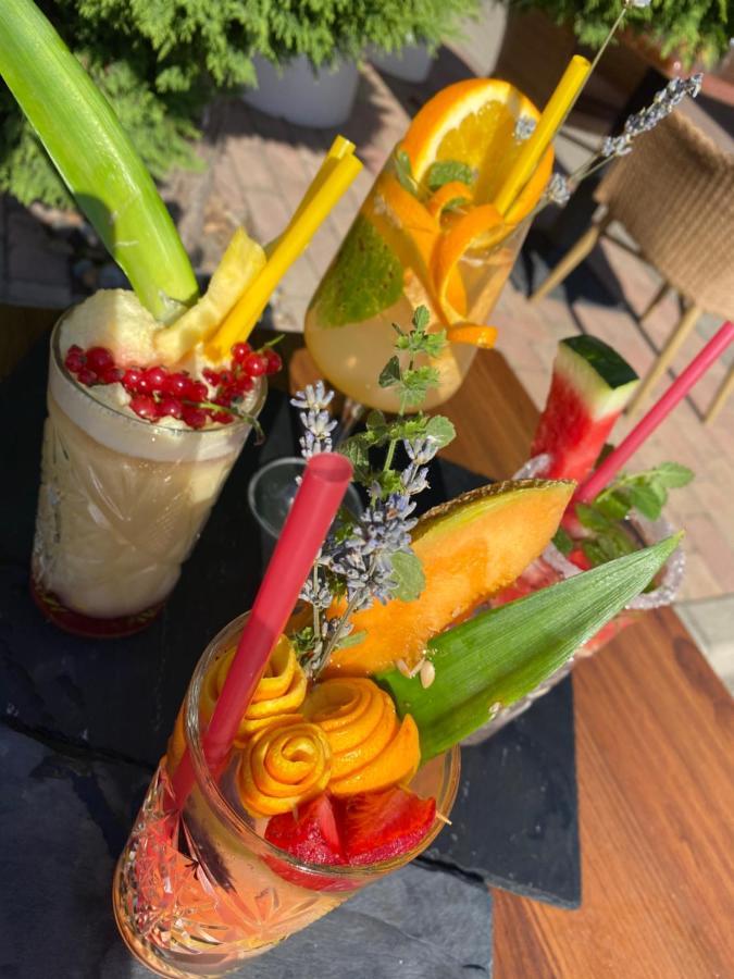 バヤ Malom Club Panzio Bed & Breakfast エクステリア 写真