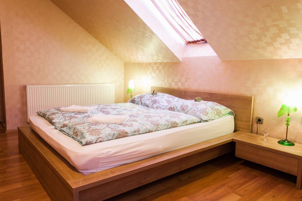 バヤ Malom Club Panzio Bed & Breakfast エクステリア 写真