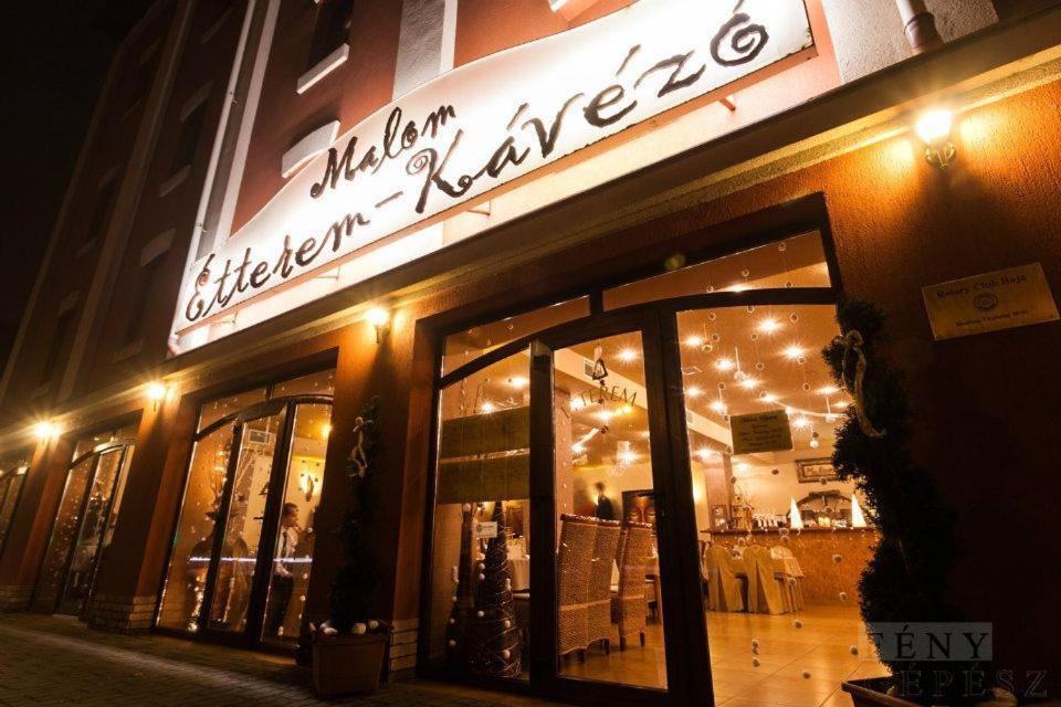 バヤ Malom Club Panzio Bed & Breakfast エクステリア 写真