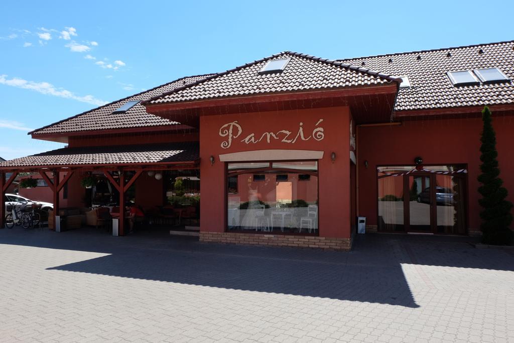 バヤ Malom Club Panzio Bed & Breakfast エクステリア 写真