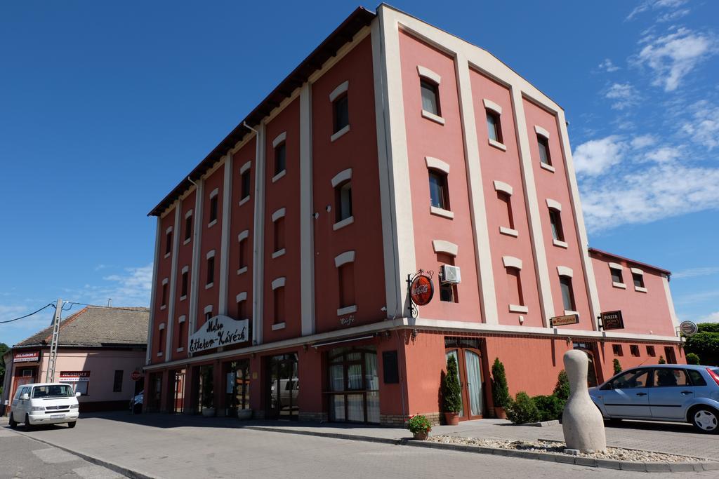 バヤ Malom Club Panzio Bed & Breakfast エクステリア 写真