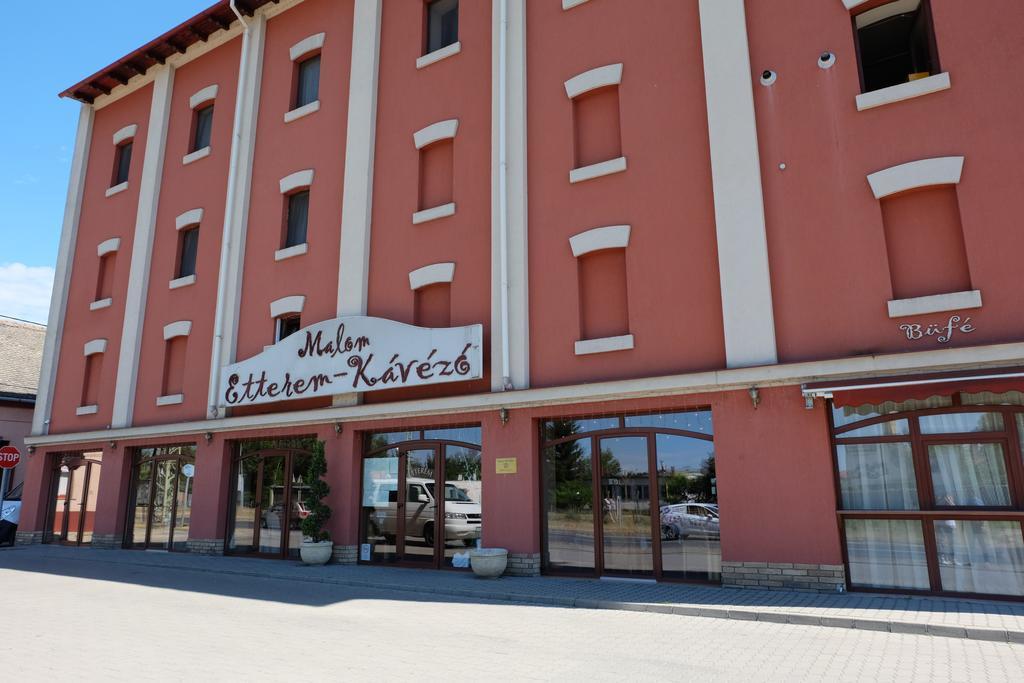 バヤ Malom Club Panzio Bed & Breakfast エクステリア 写真